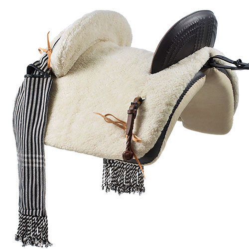 Sela para cavalo com almofada felpuda bege e apoios castanhos escuros