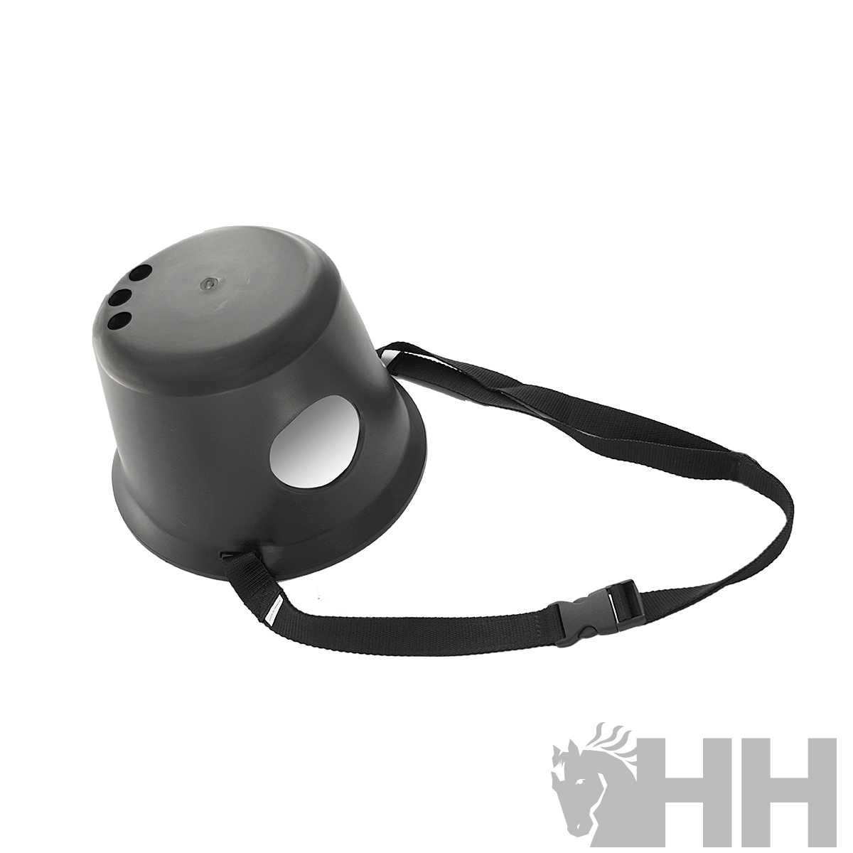 Balde cinza de plástico com orifícios e correia preta ajustável