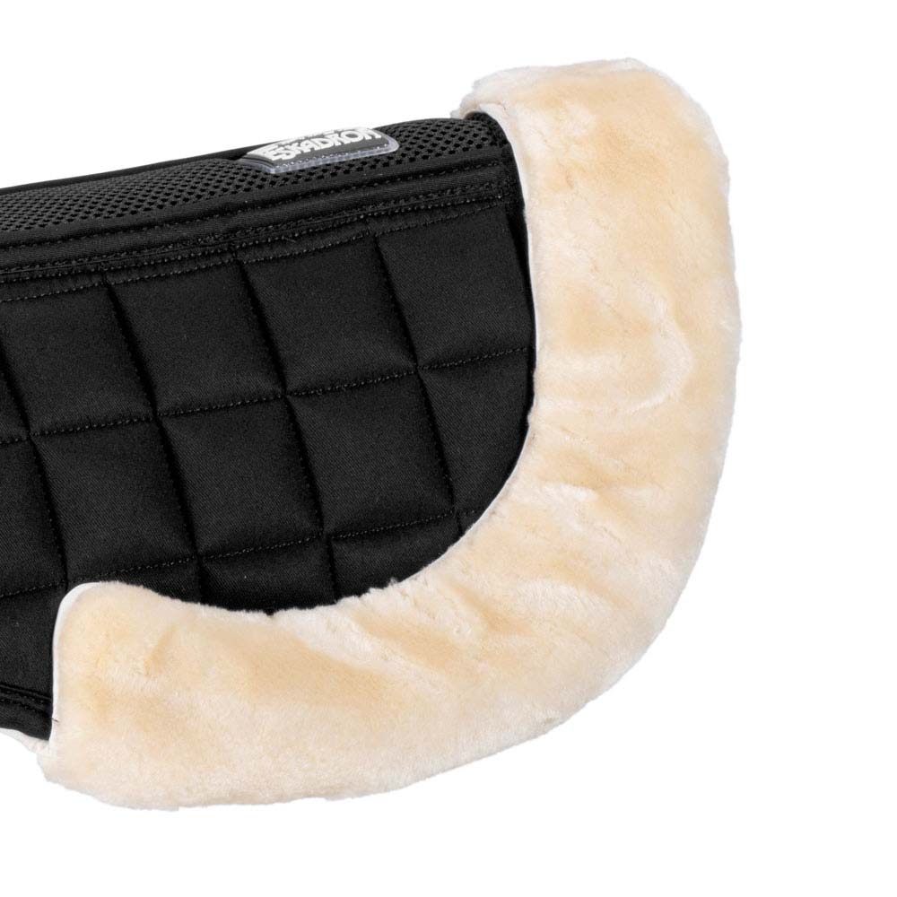 Equipamento equestre preto acolchoado com proteção em pelúcia bege