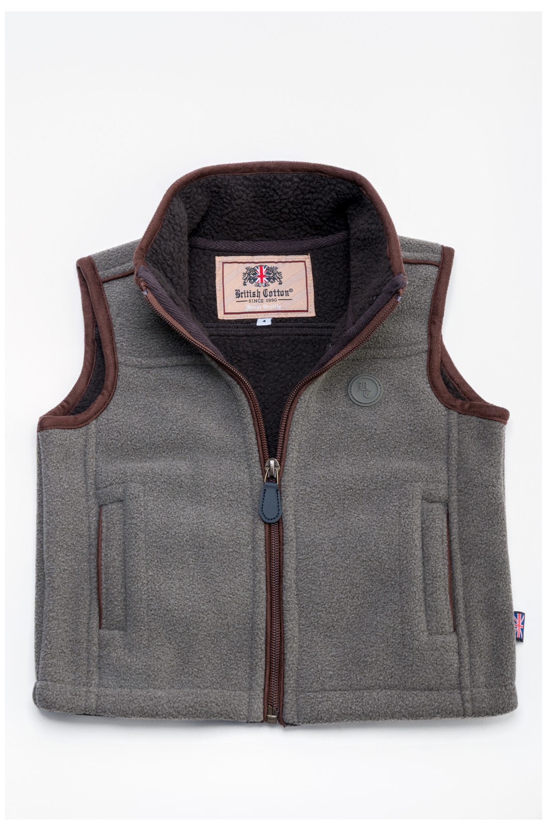 Colete polar cinzento com fecho castanho e logo British Cotton