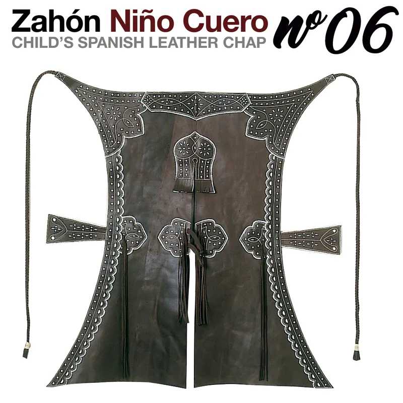 Zahón de couro preto para criança com decoração e tachas metálicas no fundo branco