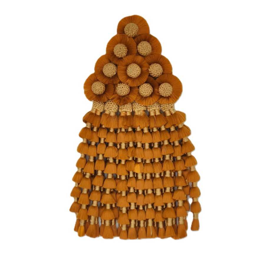 Pendurador decorativo castanho com círculos e franjas de lã