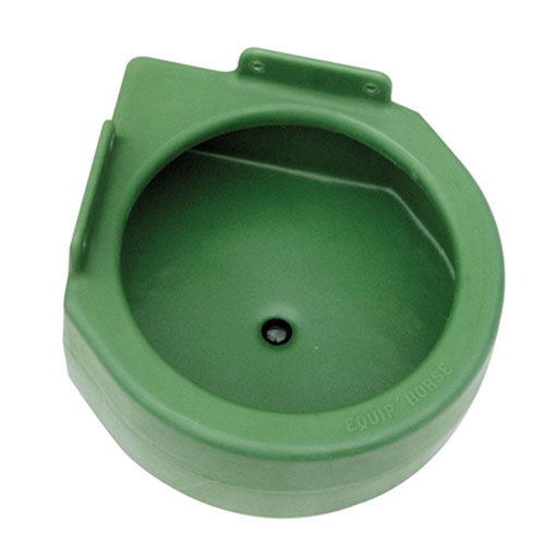 Comedouro verde de plástico com inscrição EQUIPE HORSE