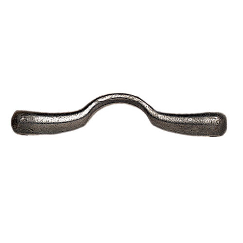 Peça metálica curvada prateada sobre fundo branco