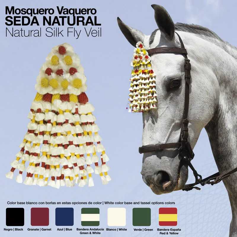 Máscara mosquero vaqueiro de seda natural com franjas coloridas num cavalo branco