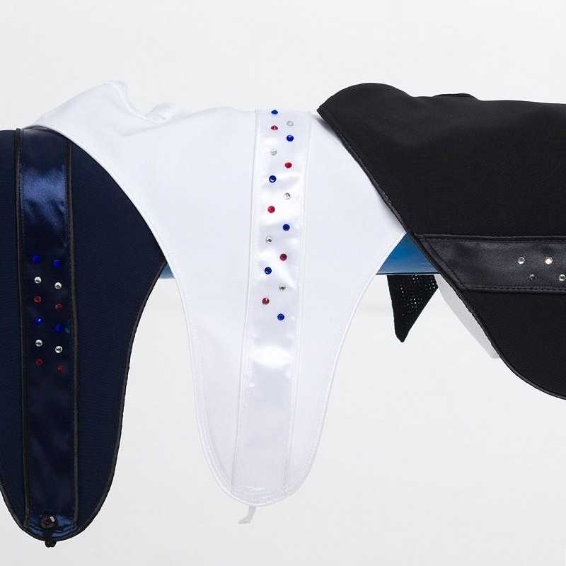 Capas de sela azul escura, branca com detalhes coloridos e preta penduradas