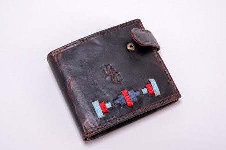 Carteira masculina de couro castanho escuro com detalhes coloridos