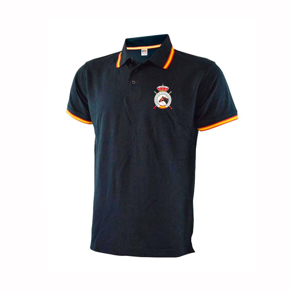 Polo preto com gola e mangas com riscas vermelhas e amarelas e emblema bordado no peito
