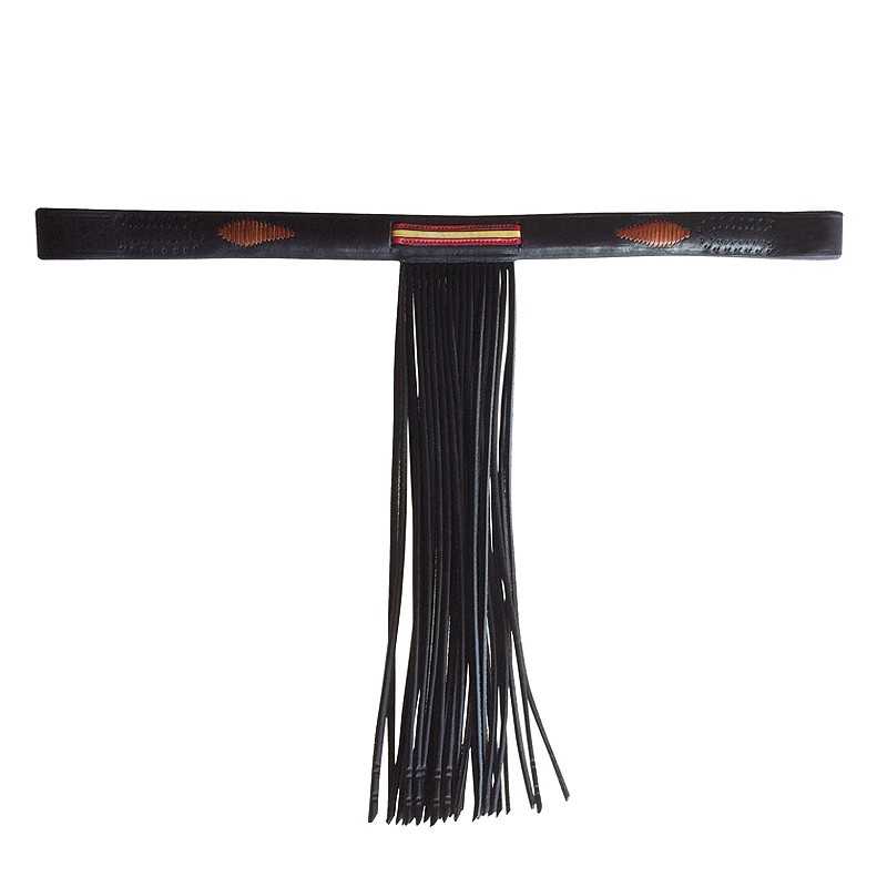 Cinto preto com franjas longas e detalhes coloridos
