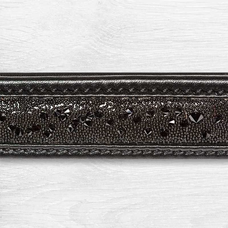 Faixa preta com cristais pretos em superfície branca tipo madeira