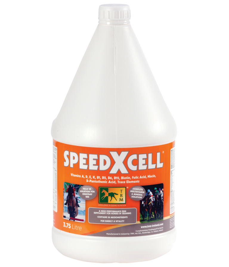 Frasco plástico branco de suplemento SPEEDXCELL 3,75 litros com rótulo laranja e branco.