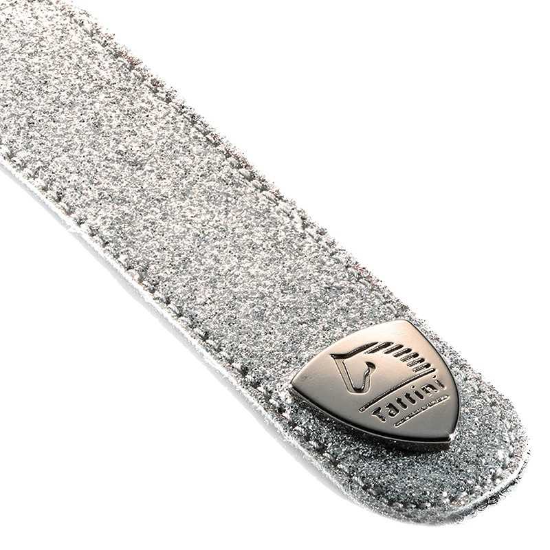 Bracelete prateado com textura cintilante e metal com texto YoRuna