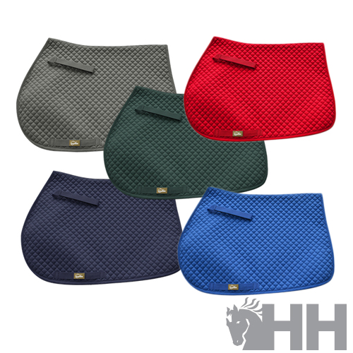 Cinco mantas para sela acolchoadas em várias cores sobre fundo branco.