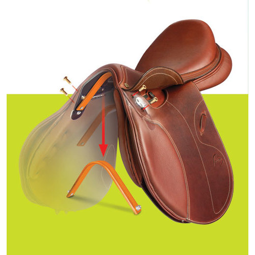 Sela de equitação castanha em couro em fundo verde claro.