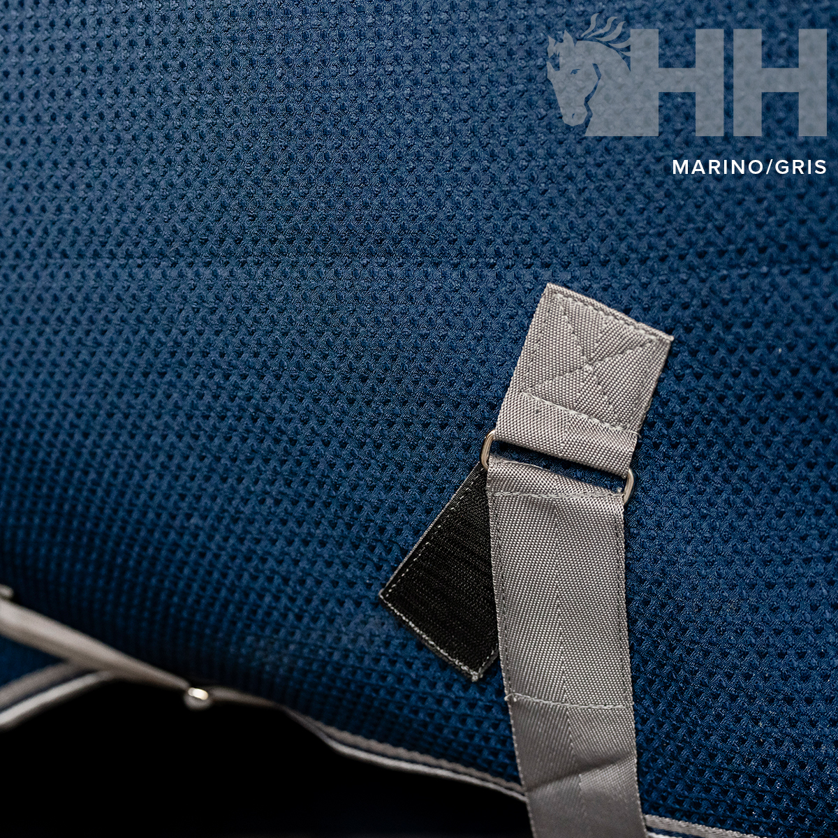 tecido azul marinho com alça cinza e logótipo HH MARINO/GRIS
