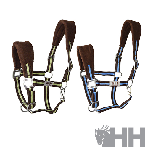 Dois cabrestos para cavalo com almofadas castanhas e detalhes em verde e azul