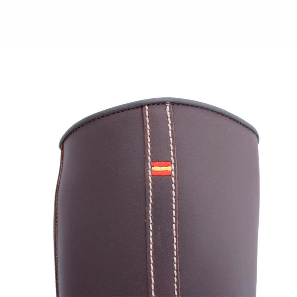 Parte superior de bota castanha com costura dupla e fita vermelha e amarela.