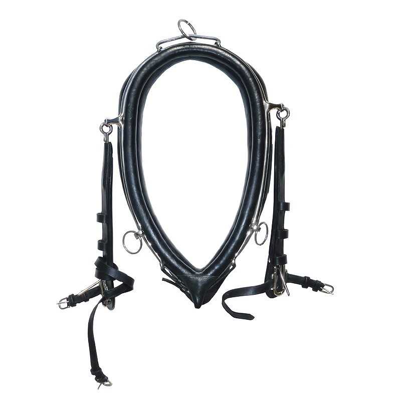 Peitoral de cavalo em couro preto com detalhes metálicos