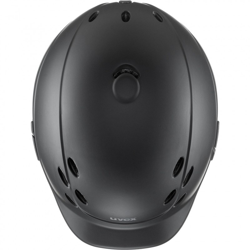 Capacete preto mate com ventilação e fecho frontal