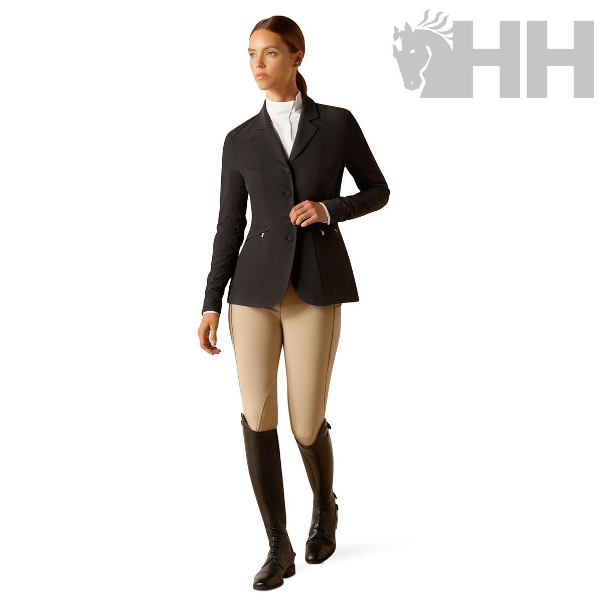 Mulher com casaco preto, camisa branca, calças bege e botas pretas em fundo branco com logótipo HH