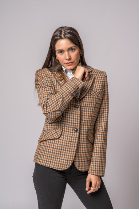 Blazer xadrez castanho e bege feminino com calças pretas