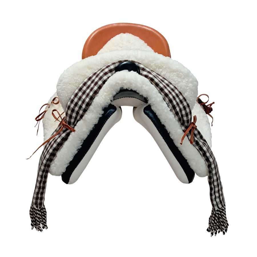 Sela de equitação com cobertura xadrez e pelo sintético