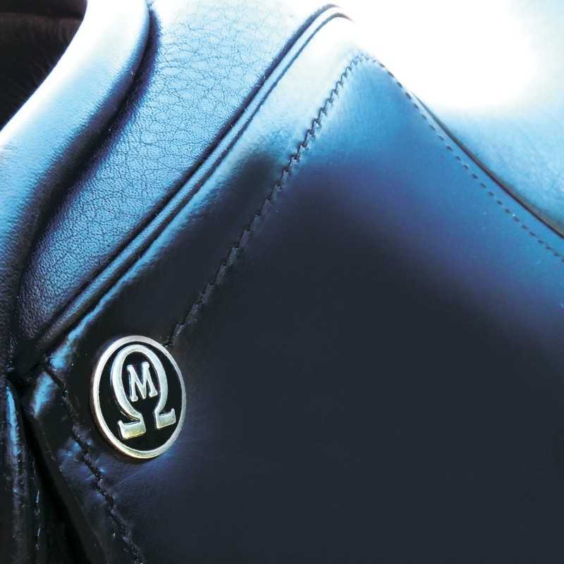 Close-up de couro preto com botão prateado e costura