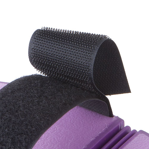 Fecho aderente tipo Velcro preto com suporte roxo num fundo branco