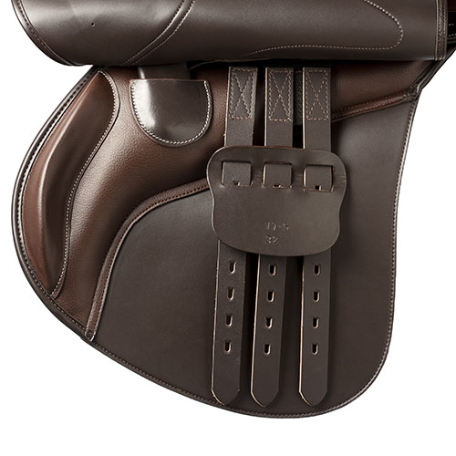 Sela de equitação castanha em couro com três fivelas
