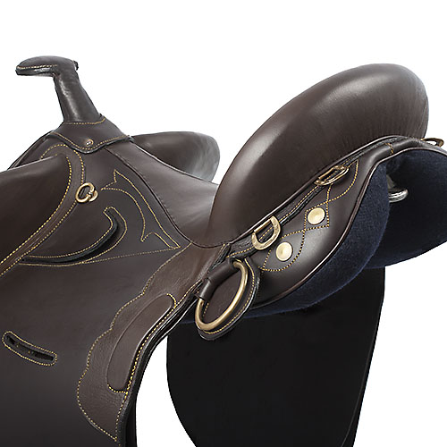 Sela de equitação castanha em couro com argolas metálicas e costuras amarelas