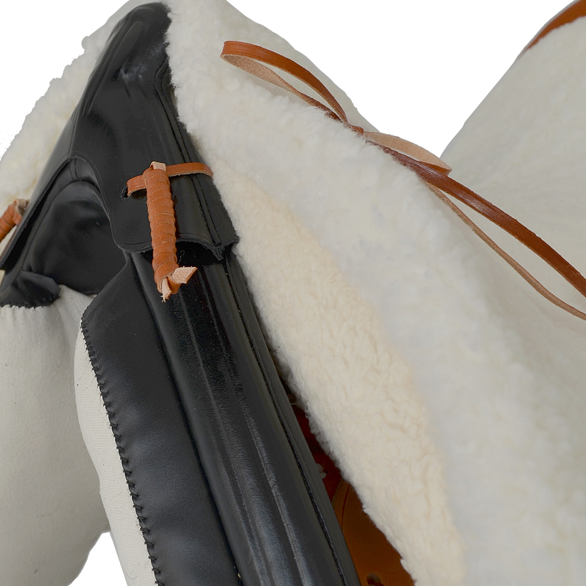 produto de equitação com pele sintética branca, detalhes castanhos e estrutura preta