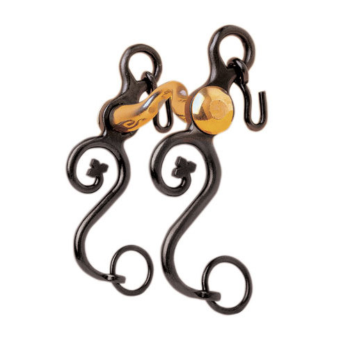 Par de estribos de metal pretos com detalhes dourados