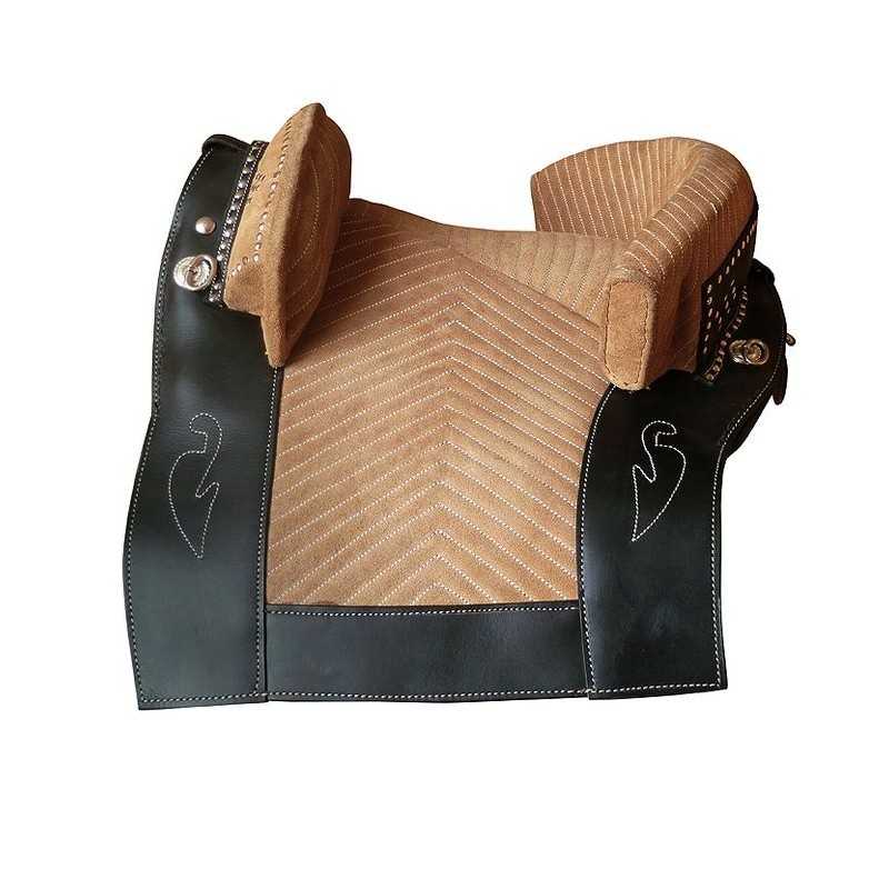 Sela para cavalo castanha e preta com detalhes em couro e veludo