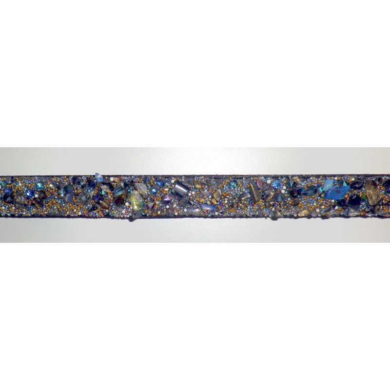 Pulseira azul escura com pedras naturais coloridas e pérolas douradas