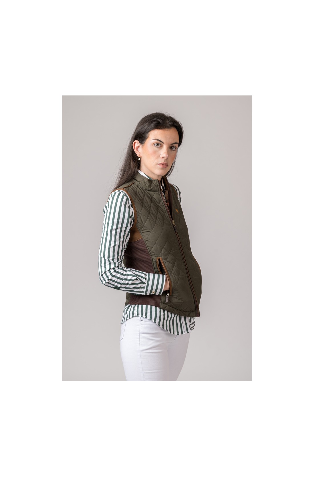 Colete verde-oliva acolchoado com fecho zip dourado e bolsos laterais castanhos