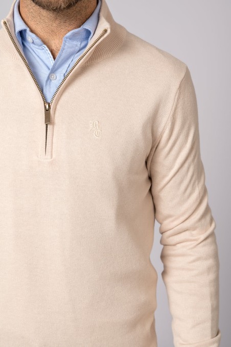 Camisola bege clara com gola zíper e camisa azul clara