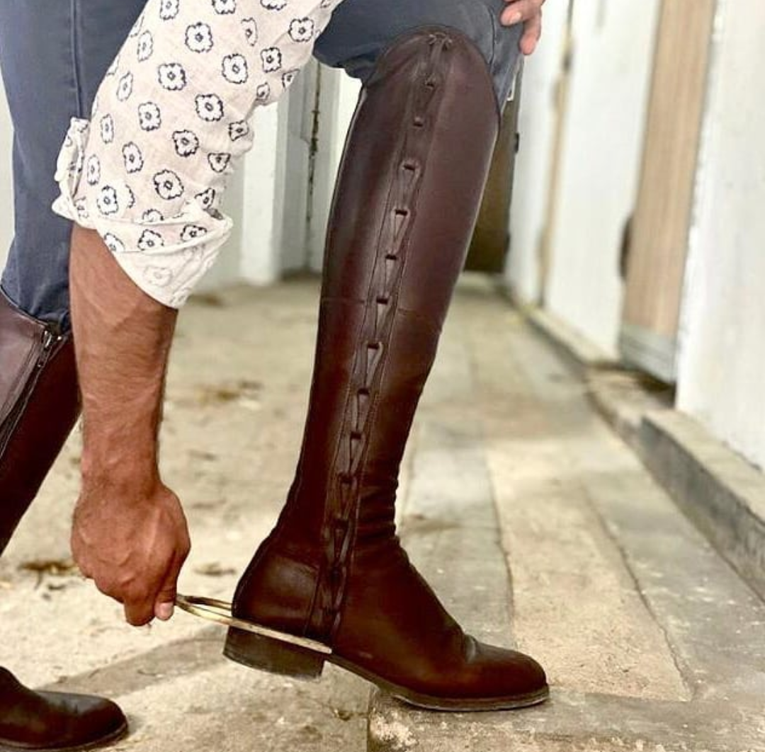 Bota alta em pele castanha escura com costura decorativa