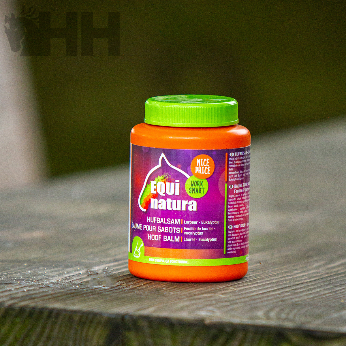 Frasco de bálsamo para cascos Equi Natura com tampa verde em superfície de madeira