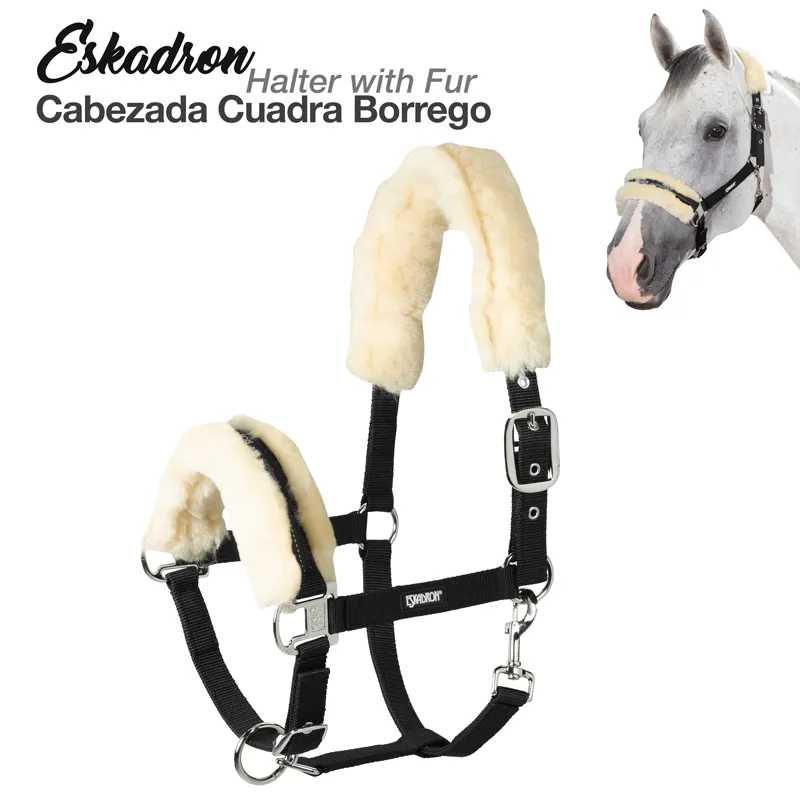 Cabeçada preta com pelagem branca tipo ovelha para cavalo ao lado da cabeça de um cavalo com a cabeçada posta