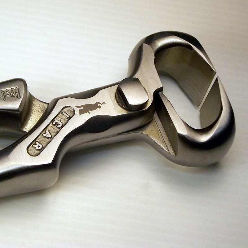 Abridor de garrafas e saca-rolhas em metal prateado brilhante com texto IGCAR