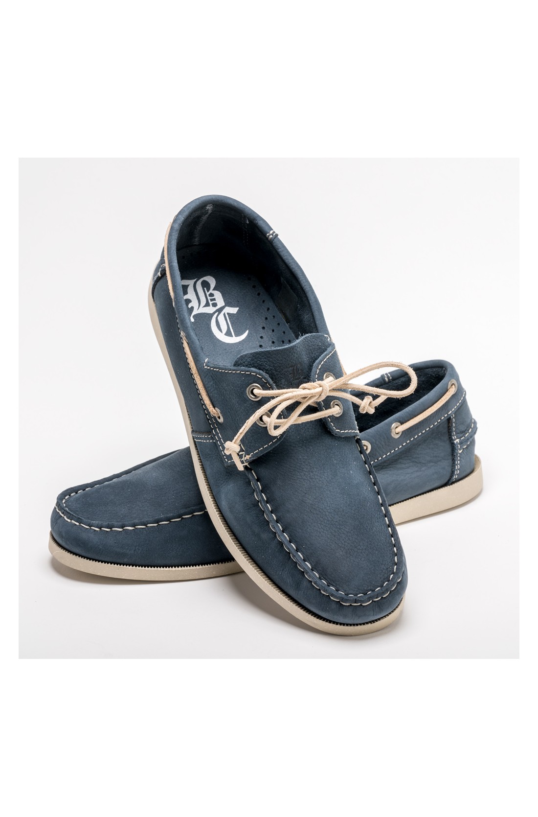 Sapatos mocassim azuis com atacadores bege e sola clara