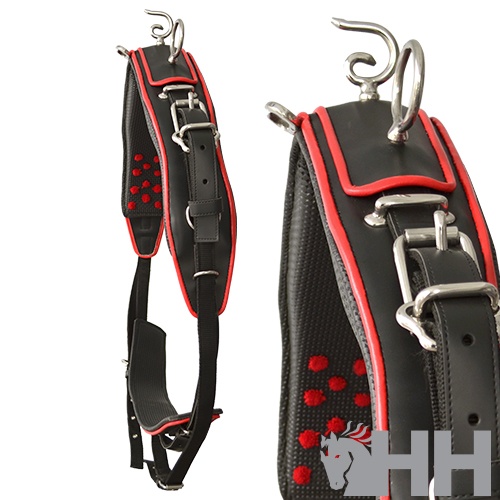 Arnês preto com bordas vermelhas, fivelas metálicas e logo HH com cabeça de cavalo