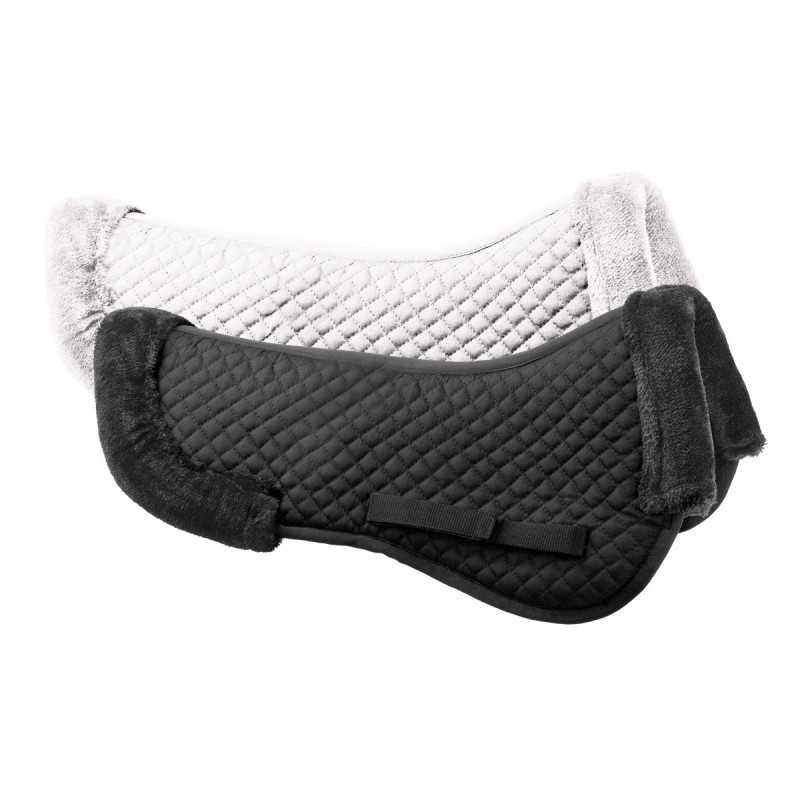Protetores para sela de cavalo, um preto e outro branco, acolchoados com detalhes felpudos.