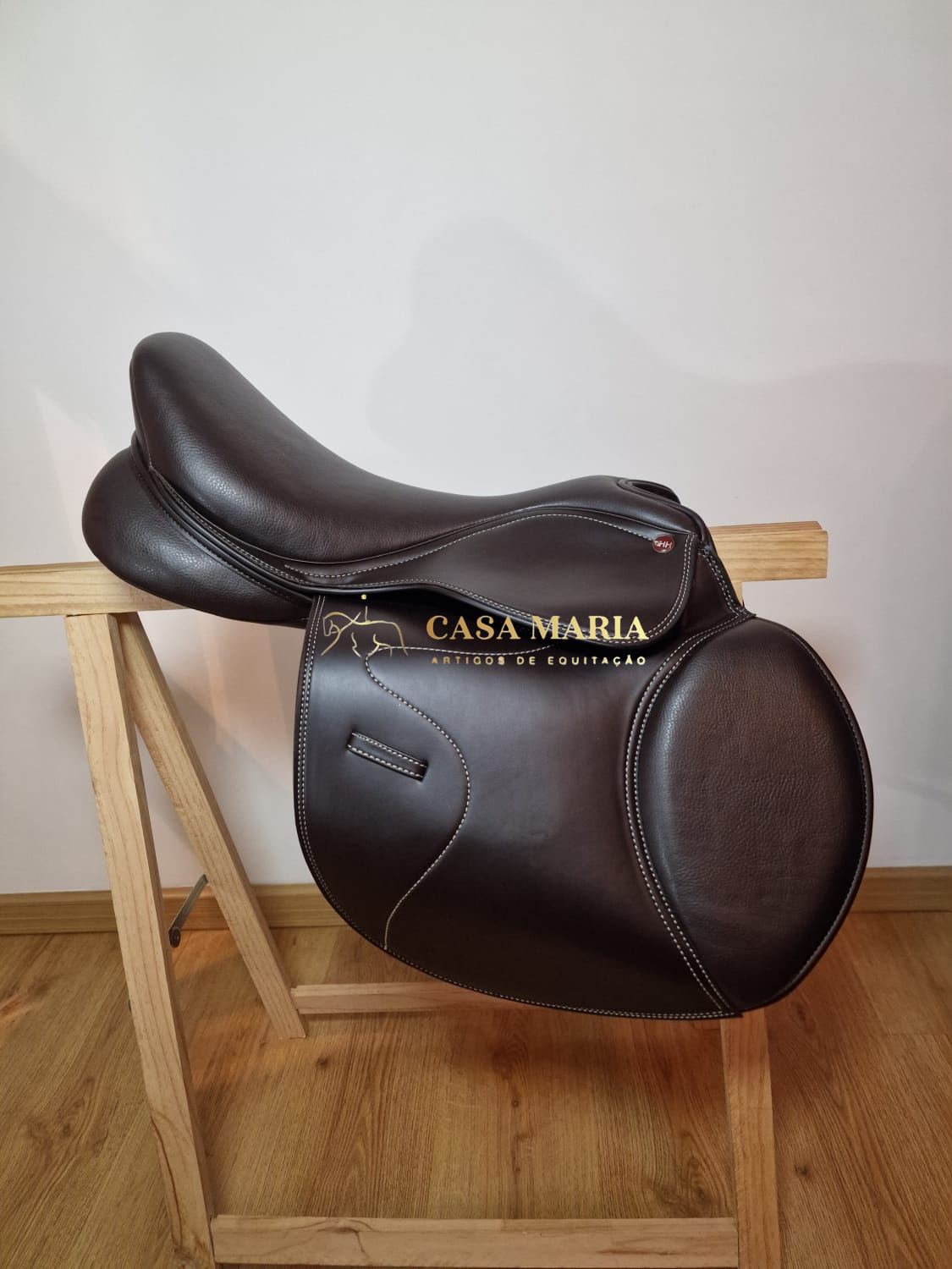 Sela de equitação castanha escura em couro com logo CASA MARIA ARTIGOS DE EQUITAÇÃO