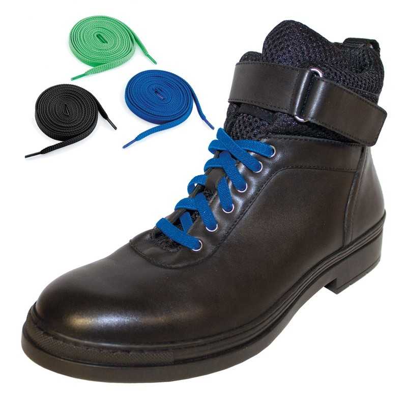 Bota preta em pele com atacadores azuis e três pares de atacadores extras coloridos