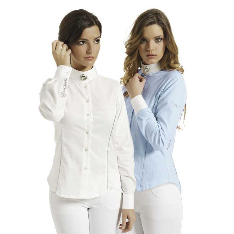 Duas mulheres com camisas de gola alta, uma branca e outra azul clara, usando calças brancas