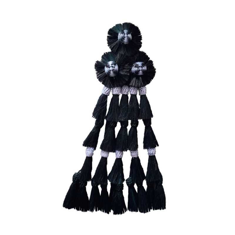 Pompons decorativos pretos com detalhes em branco e franjas múltiplas.