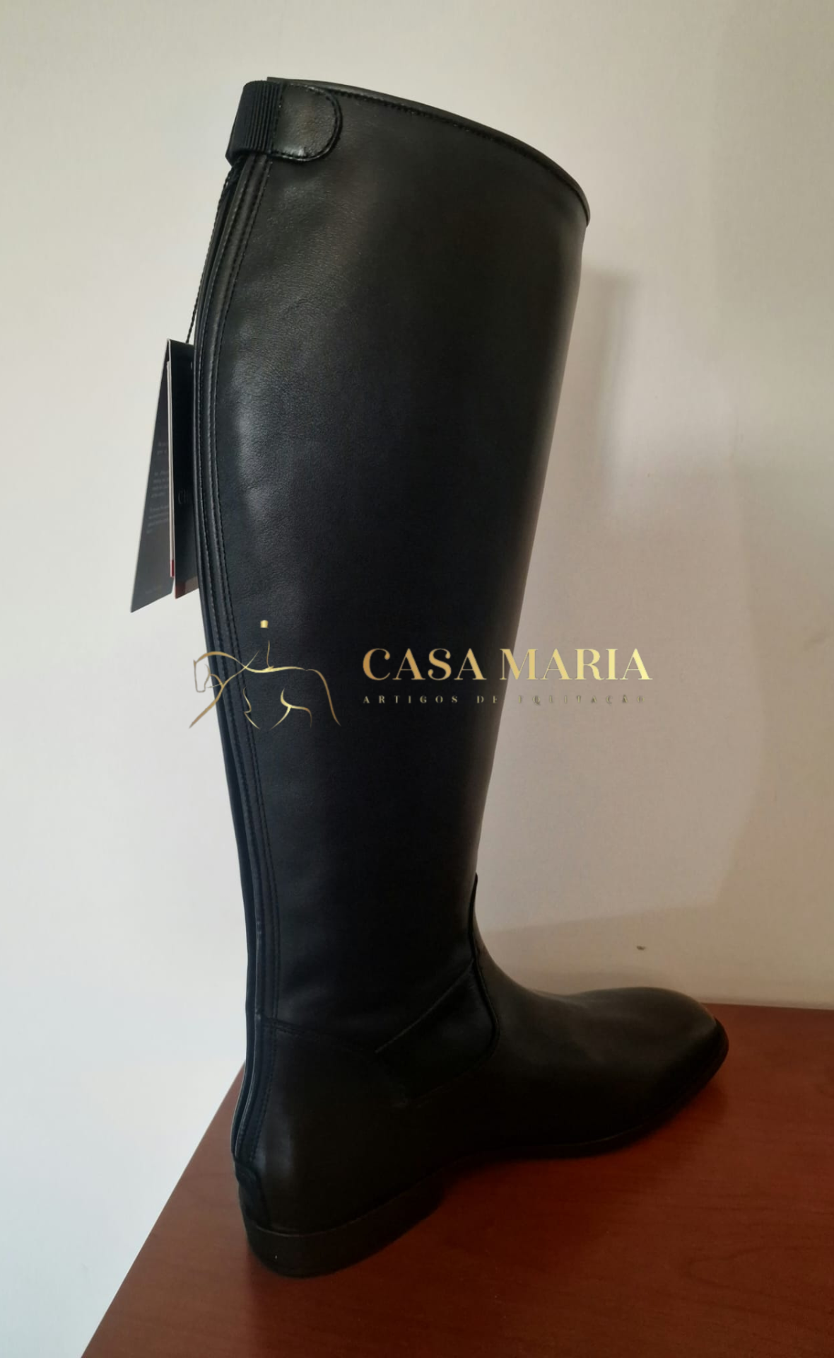 Bota alta preta de couro com fecho traseiro