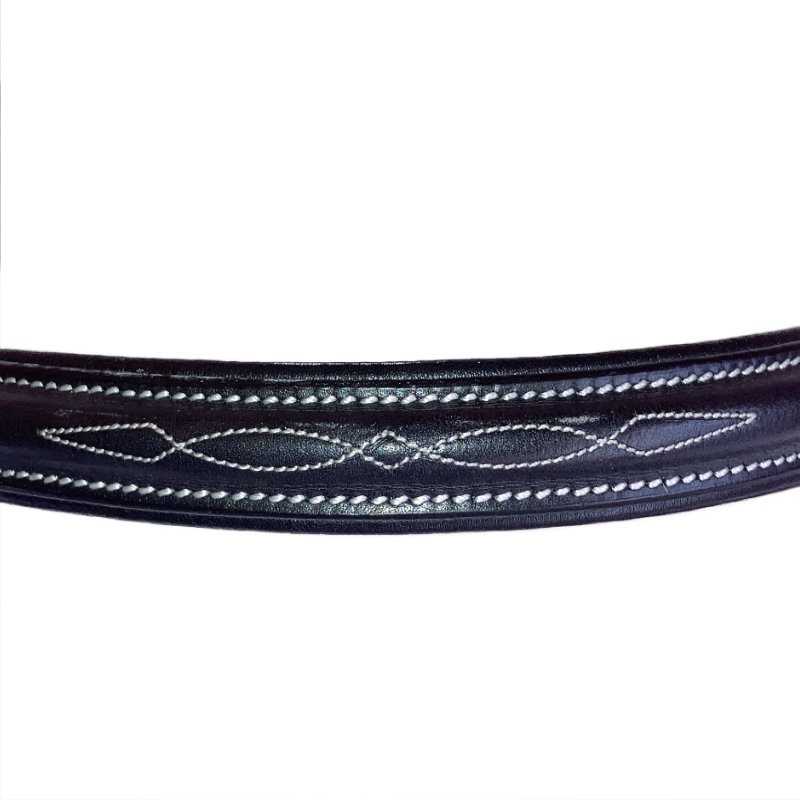 Faixa de couro preta com costuras brancas decorativas