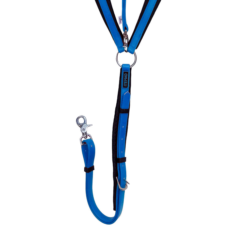Arnês azul e preto com argola metálica e gancho prateado